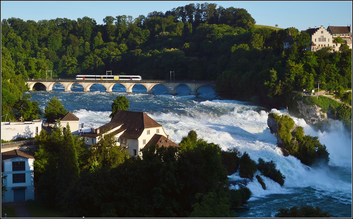 An diesem Tag gab es stundenlang kein Entrinnen aus dem Radolfzeller Chaos, so dass die Güterwagenpflege in Frauenfeld für mich nicht mehr erreichbar war. Da nutzt man das ohnehin vorhandene Ticket eben für einen weiteren Ausflug nach Schaffhausen. Im Sommer gibt es den Rheinfall auch mal im Licht zu betrachten. Und vom neuen Haltepunkt Neuhausen sogar sehr vorteilhaft. GTW auf dem Rheinfallviadukt. Juli 2016.