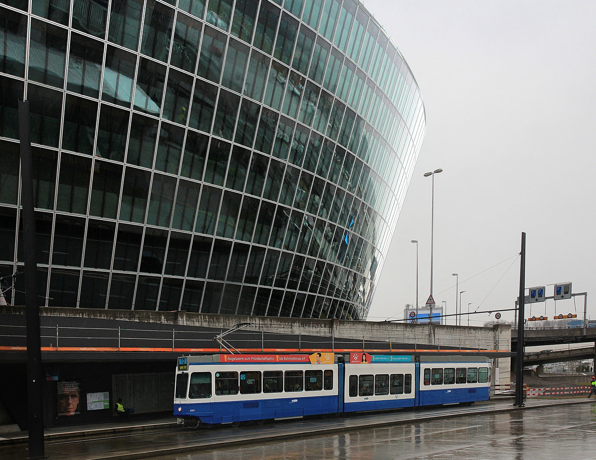 An einem sehr nassen Tag am Zürcher Flughafen - Tram 2000 Nr. 2101. 5.März 2020