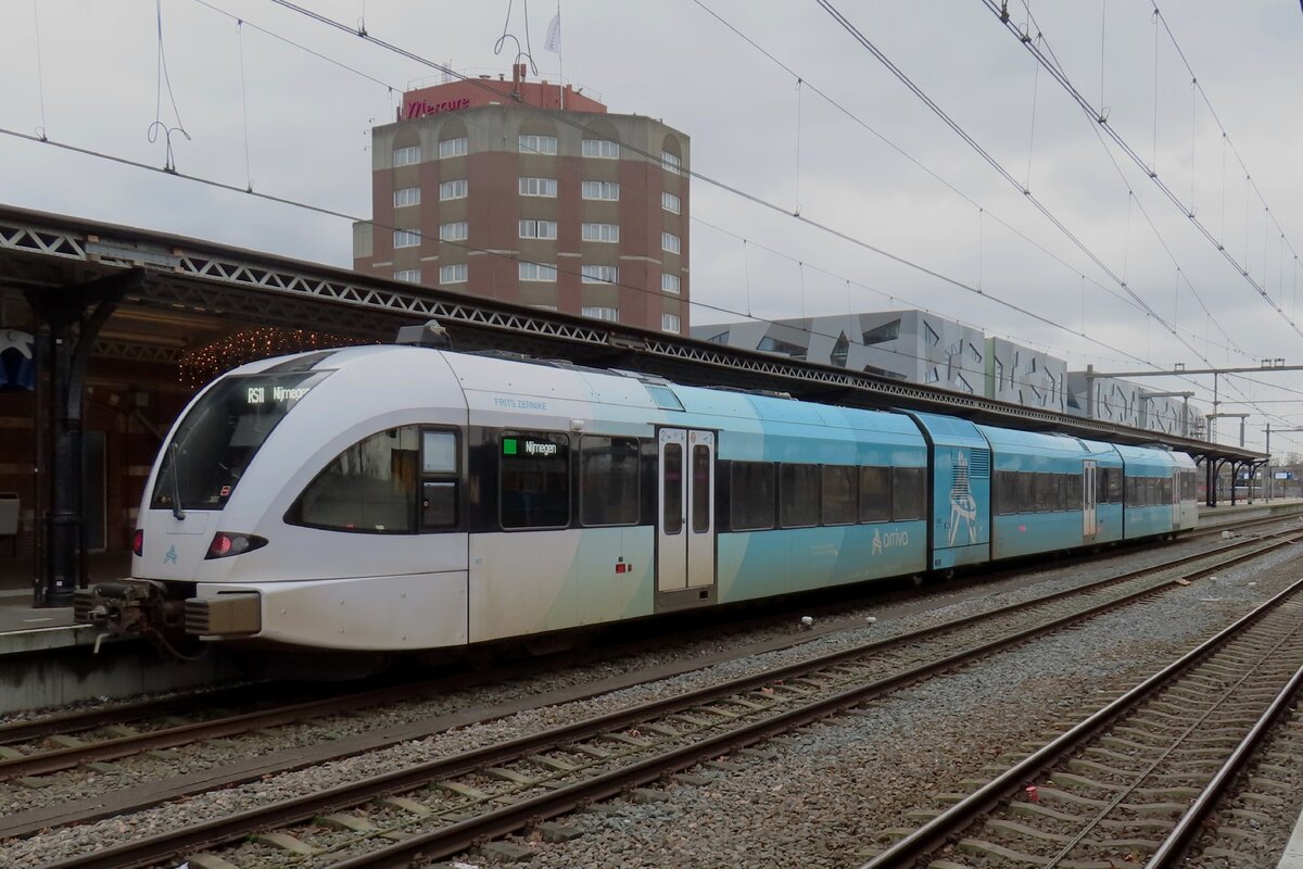 An grauen 23 Dezember 2023 steht Arriva 307 in Nijmegen als RB-11 nach Roermond.
