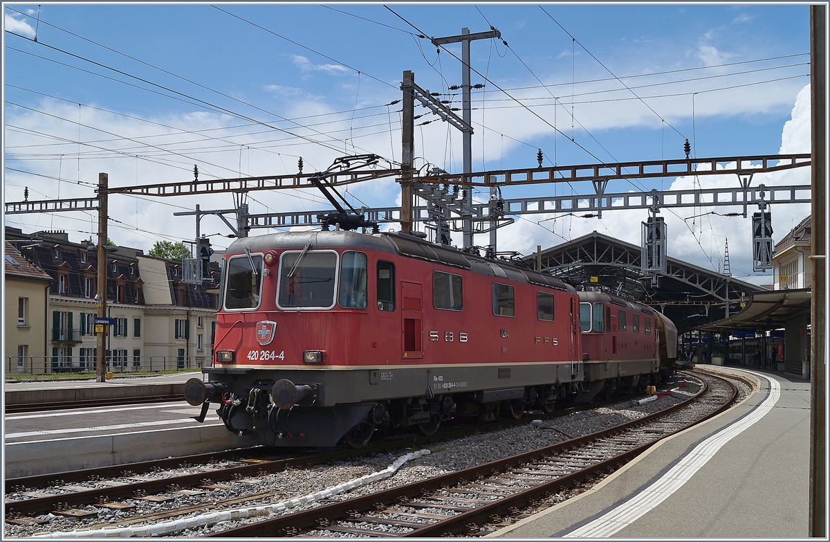 An der Lok und deren Anschriften vorbeigeschlendert und gerechnet: die 1975 gebaute Re 4/4 II 11264 ist ja schon 45 Jahre alt... Die beiden Re 4/4 II 11264 und 11296 warten in Lausanne die Blockdistanz zum IR 90 ab, um ihre Fahrt nach Domo II fortsetzen zu können. 

18. Juni 2020