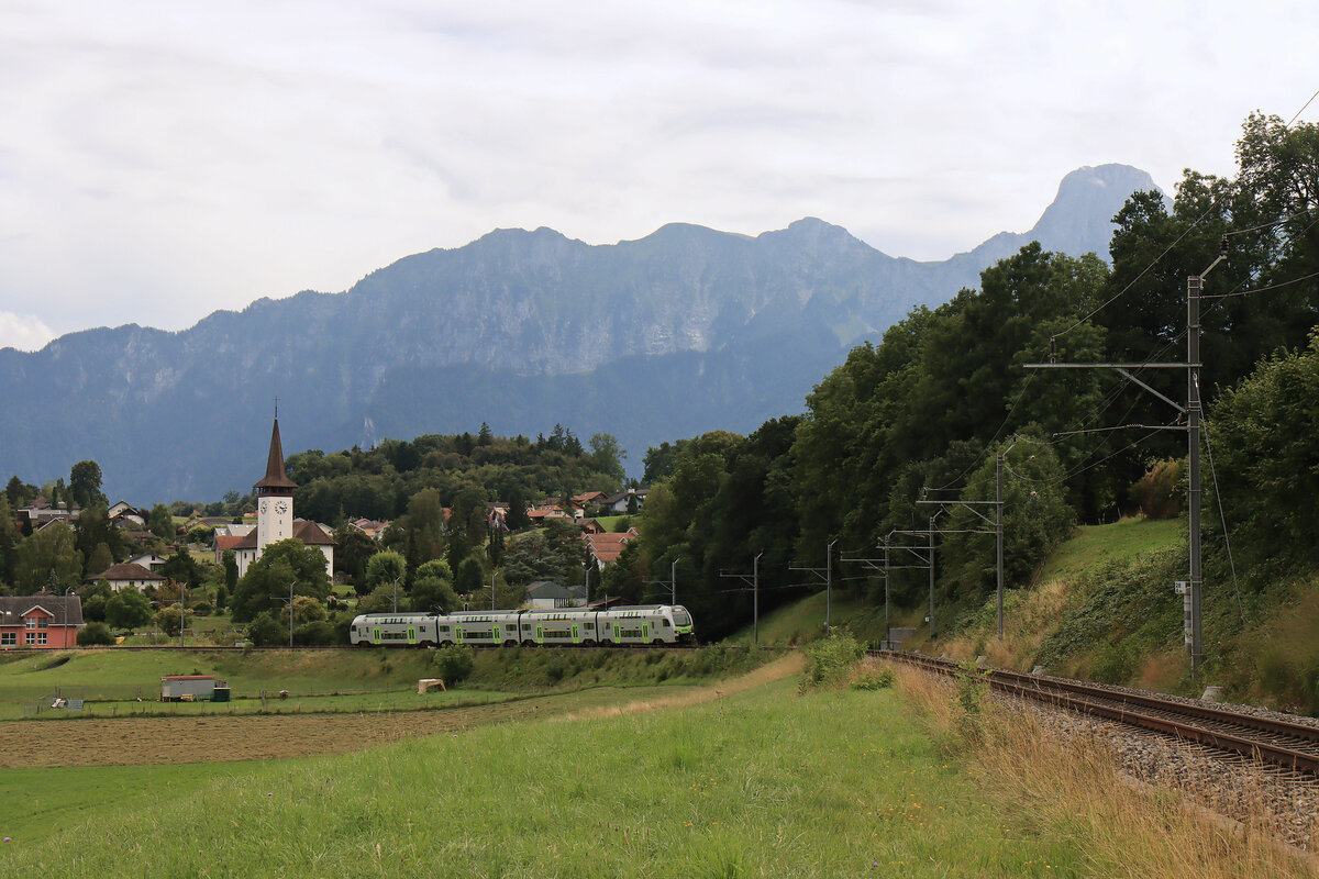 An der Rampe nach Uetendorf hinunter (Gürbetalbahn): Ziemlich sicher als Dienstfahrt MUTZ 015 im Aufstieg von Uetendorf Richtung Seftigen. 8.August 2023 