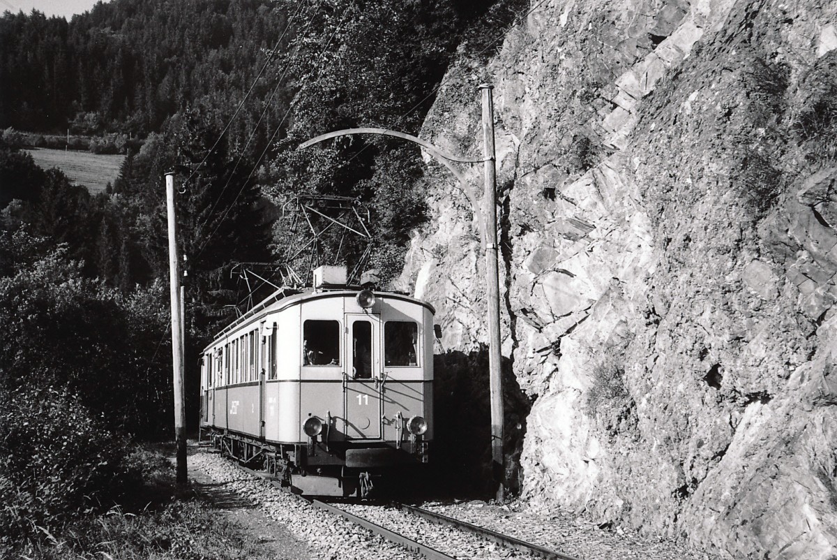 ASD-Triebwagen mit  zwei Gesichtern : Mehrere Jahre stand der ABDe 4/4 11 (1913) mit zwei verschiedenen Stirnfronten im Einsatz, was von den Passagieren kaum wahrgenommen wurde. Frontansicht der Seite Aigle, aufgenommen zwischen Aigle und Le Sepey im Juli 1979.
Foto: Walter Ruetsch 