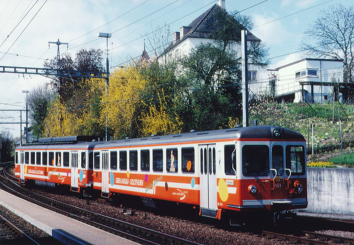 ASm: An Ostern 2001 wünschte die ASm ihrer treuen Kundschaft im Oberaargau mit dem mit Osterhasen und Ostereiern geschmückten Pendelzug, bestehend aus dem Be 4/4 302 und dem Bt 151 frohe Ostern. Verewigt wurde der Osterzug bei der Einfahrt Wiedlisbach.
Foto: Walter Ruetsch
