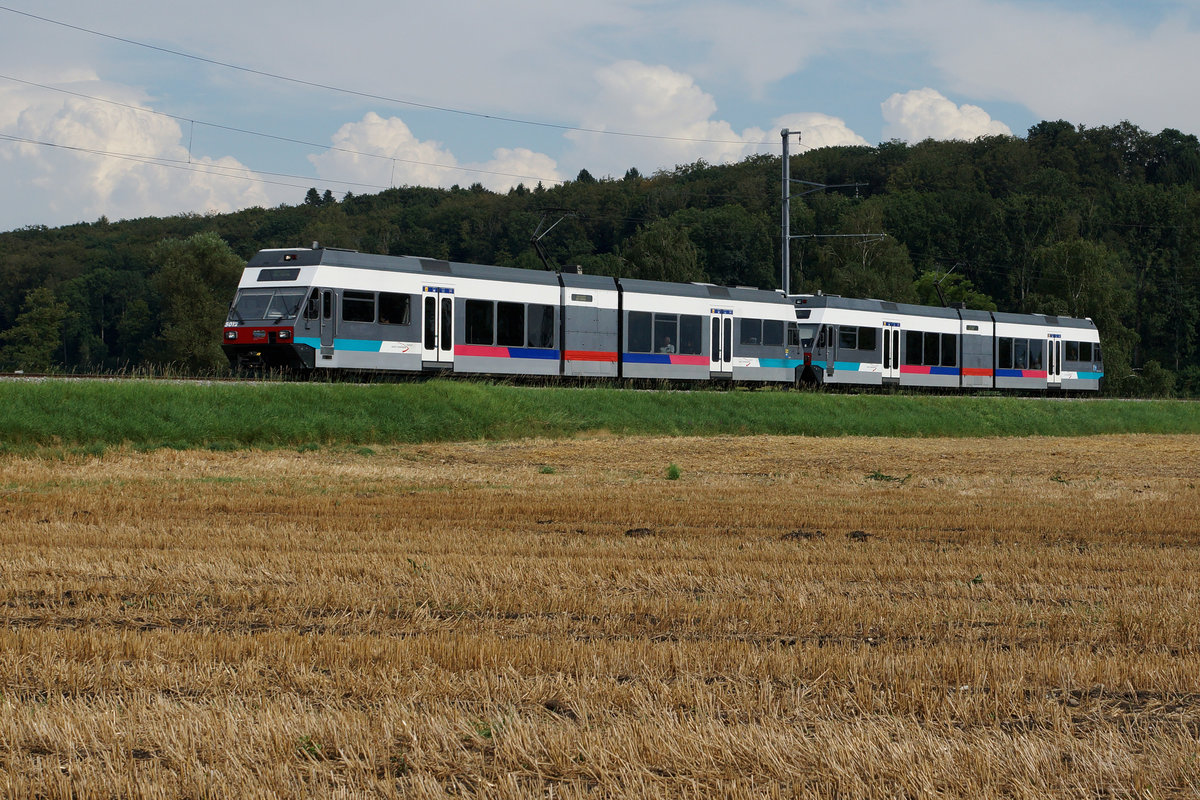 ASm: Bald Geschichte ! Be 2/6 Doppeltraktion im alten Farbkleid bei Lüscherz am 15. August 2016. Sehr speziell ist, dass beide Triebzüge ohne angebrachte Werbeaufschriften unterwegs sind. 
Foto: Walter Ruetsch