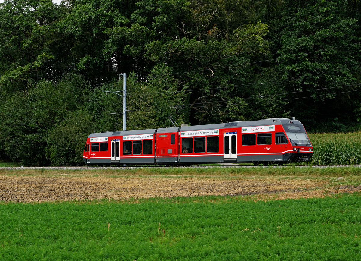 ASm: Der erste GTW mit der neuen roten Lackierung, dem Erscheinungsbild für die nächsten 100 Jahre. Be 2/6 509 unterwegs zwischen Lüscherz und Siselen am 15. August 2016.
Foto: Walter Ruetsch 