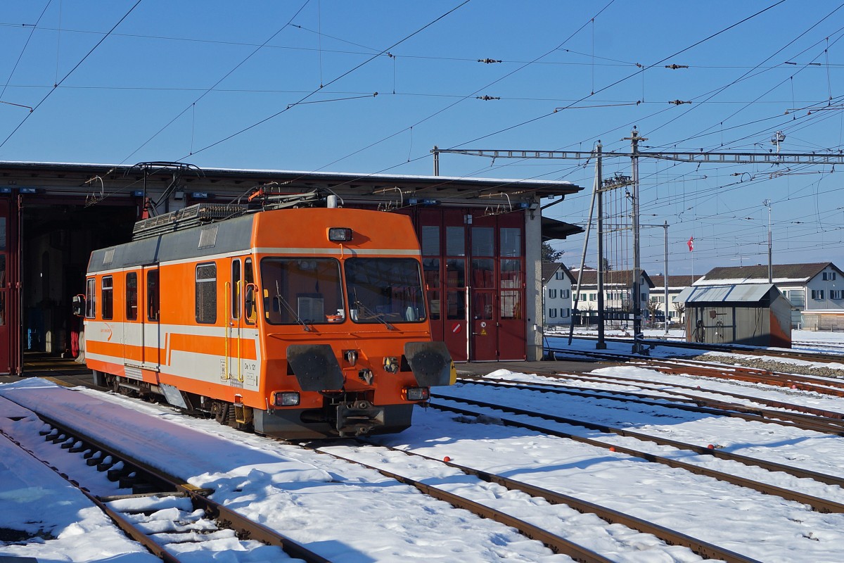ASm: Der Gütertriebwagen De 4/4 121 bei der Fahrt in das Depot Langenthal am 11. Februar 2015.
Foto: Walter Ruetsch