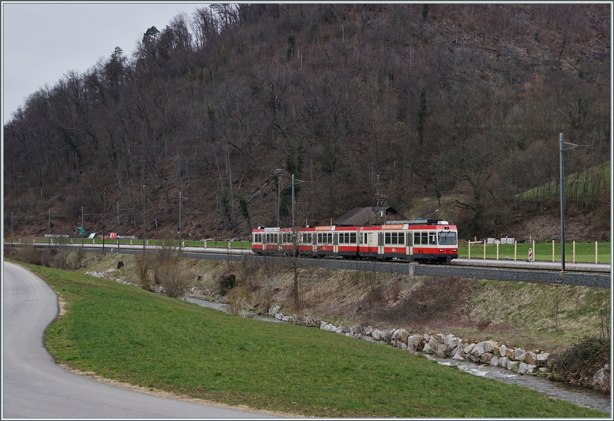 Auch bei Lampenberg-Ramlinsburg verläuft die WB meist neben der Strasse, doch das hier etwas weitere Tal ermöglichte doch ein paar  Landschaft -Bilder der Waldenburger Bahn.

21. März 2021