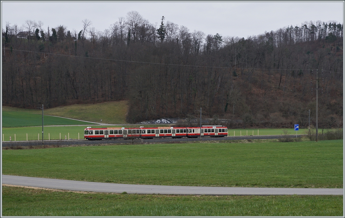 Auch bei Lampenberg-Ramlinsburg verläuft die WB meist neben der Strasse, doch das hier etwas weitere Tal ermöglichte doch ein paar  Landschaft -Bilder der Waldenburger Bahn und dies erst noch bei einem Wetter, welchem dem Anlass entsprach.

21. März 2021