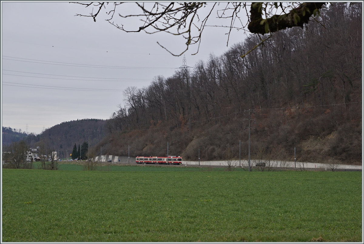 Auch bei Lampenberg-Ramlinsburg verläuft die WB meist neben der Strasse, doch das hier etwas weitere Tal ermöglichte doch ein paar  Landschaft -Bilder der Waldenburger Bahn.

21. März 2021