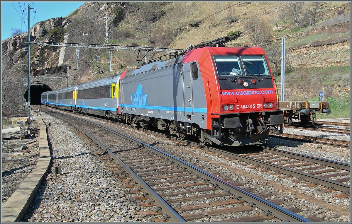 Auch wenn der hellblaube Cisalpino Zierstreifen zwischen Lok und Wagen nicht ganz zusammenpasst, war es eine gute Idee, die SBB Re 484 im Druchlauf zwische Milano - Birg - Bern/Gen�ve einzusezten. Die EC Z�ge fuhren weit zuverl�ssiger als die ETR 470. Hier ist die SBB Re 484 015 mit einem EC von Basel nach Milano in Ausserberg zu sehen.
16. M�rz 2007 
