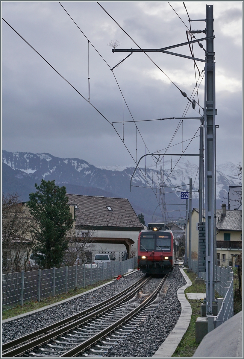 Auf dem gleichen Streckenabschnitt, nun aber die Normalspur nutzend ist ein SBB RBDe 560  Domino  auf der Fahrt von Broc Village nach Düdingen. 

22. Dez. 2022