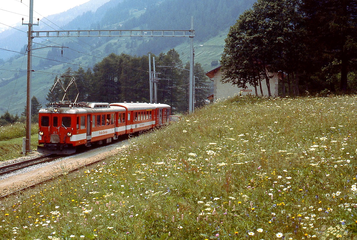 Auf dem Weg von Brig nach Andermatt legt BDeh 2/4 43 der FO ein Zwischenhalt in M�nster ein (Juli 1983)