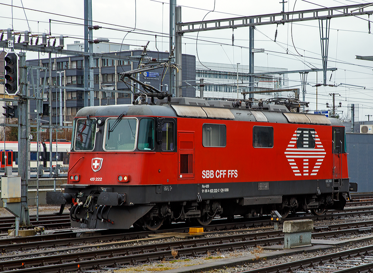 Aus dem Zug heraus....
Die SBB LION Re 420 222 (91 85 4420 222-2 CH-SBB), ex Re 4/4 II - 11 222, steht am 17.02.2017 beim Bahnhof Basel SBB.

Modernisierungsprogramm LION
30 der Re 4/4 II (11201–11230)  der 2. Serie sind von 2011 bis 2016 als Re 420 LION f�r die Z�rcher S-Bahn SBB im Industriewerk Bellinzona modernisiert worden. Sie erhielten dabei eine Vielfachsteuerung Vst 6c (zus�tzlich zur vorhandenen IIId), eine 18-polige UIC-Leitung, eine neue Verkabelung mit brandhemmendem Material, neue Batterieladeger�te, Geschwindigkeitsmessanlagen vom Typ Hasler TELOC 1500, F�hrerstandsanzeigen und Geschwindigkeitsanzeigern vom Typ Hasler SPEEDO. �u�erlich erkennbar sind die neuen LED-Scheinwerfer, Rechteck-Puffer, die WBL-85-Stromabnehmer (von den Re 460), die wegfallenden Chrombuchstaben �SBB–CFF� bzw. �SBB–FFS� und die neue Farbgebung, die an die der Re 460 angelehnt ist. 
