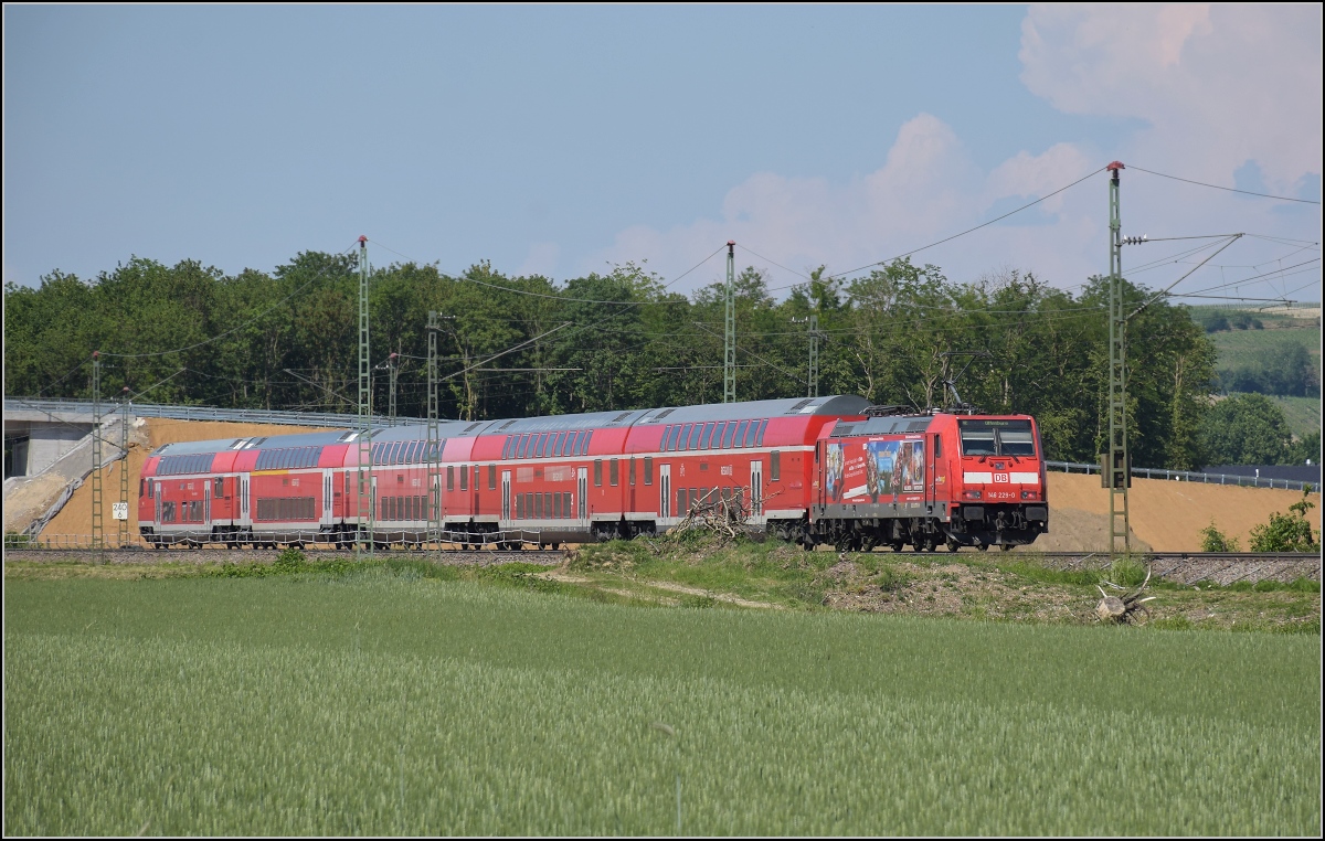 Auslaufmodell am Oberrhein. 146 229 im Europaparkkleid mit Dostozug nach Basel. Auggen, Mai 2020.