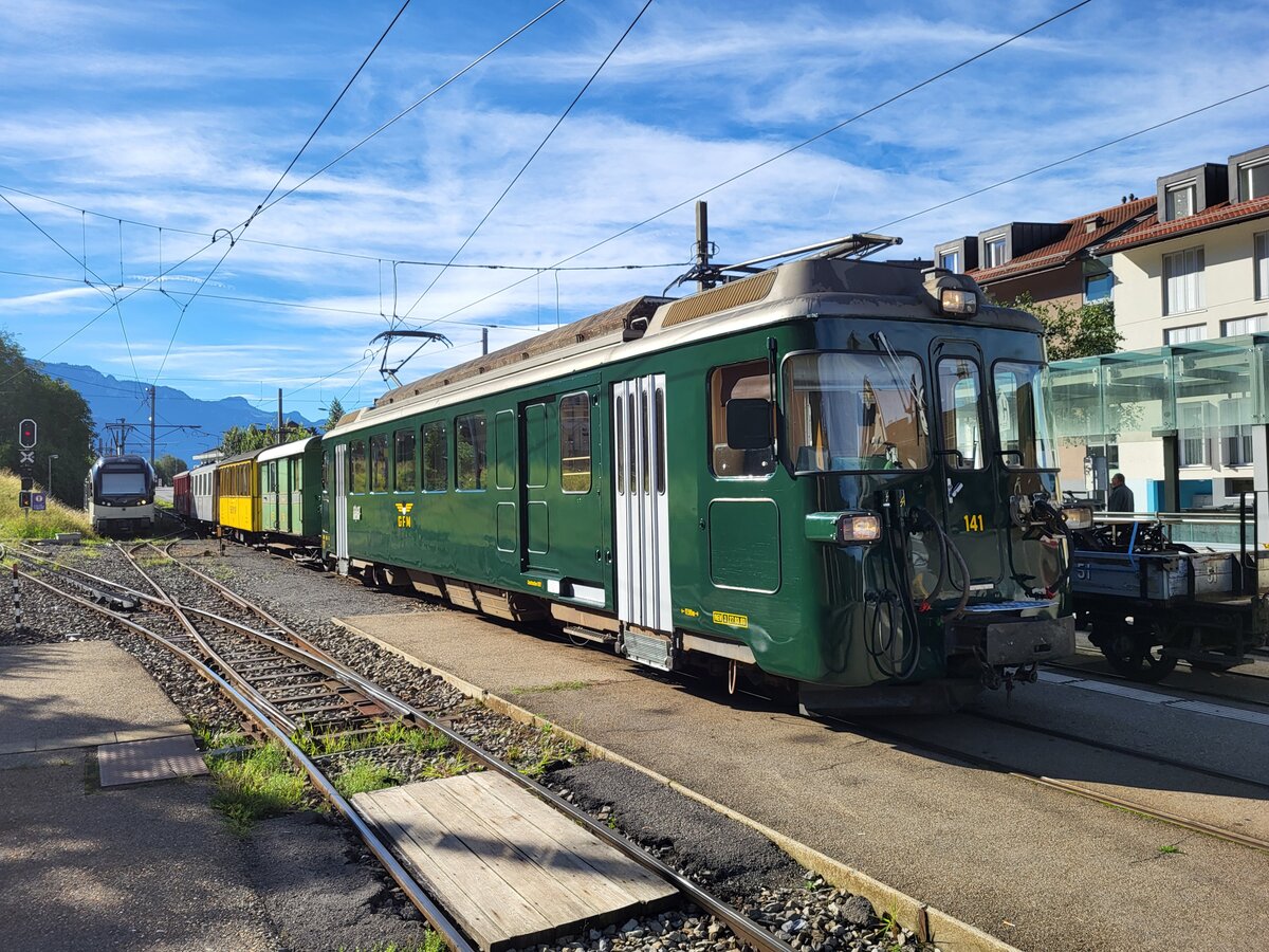 Autour de la voie ferrée / Rund um die eiserne Bahn (Herbstevent 2024) - Der GFM (Historique)  BDe 4/4 141 (Baujahr 1972) ist in Blonay angekommen und wartet auf das Manöver um dann seinen Zug nach Chaulin zurückzufahren. 

7. Sept. 2024
