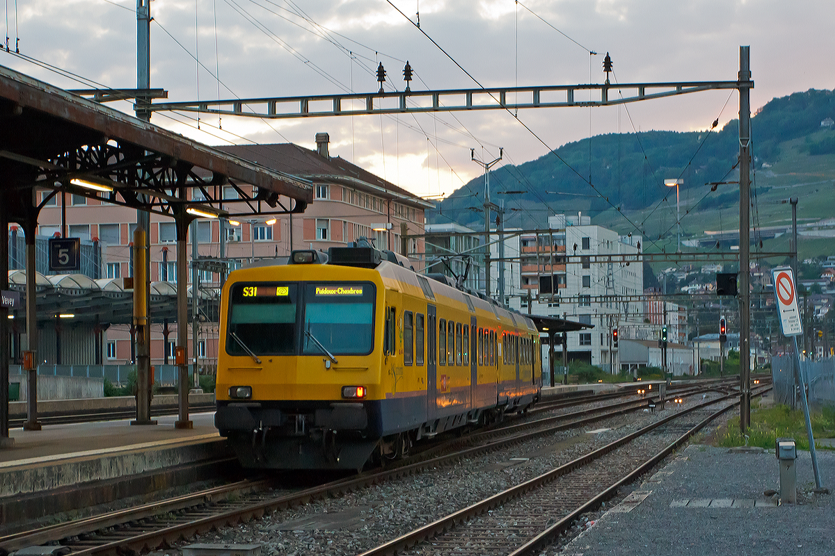 Bahnhof Vevey am 26.05.2012 um 21:11 Uhr, solangsam wird es dunkel, wie auch für den  Train des Vignes  in dieser Zugskomposition und Lackierung düster wird.  SBB RBDe 560 131-5 mit Steuerwagen Bt 50 85 29-35 931-9 als Train des Vignes  (S31) fährt aus dem Bahnhof Vevey in Richtung Puidoux-Chexbres los.