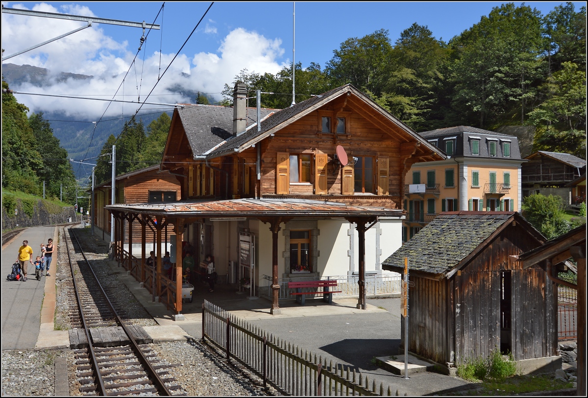 Bahnhofsmärchenwelt Martigny - Vallorcine. 

Der Bahnhof Salvan ist wie aus der Zeit gefallen. August 2014.