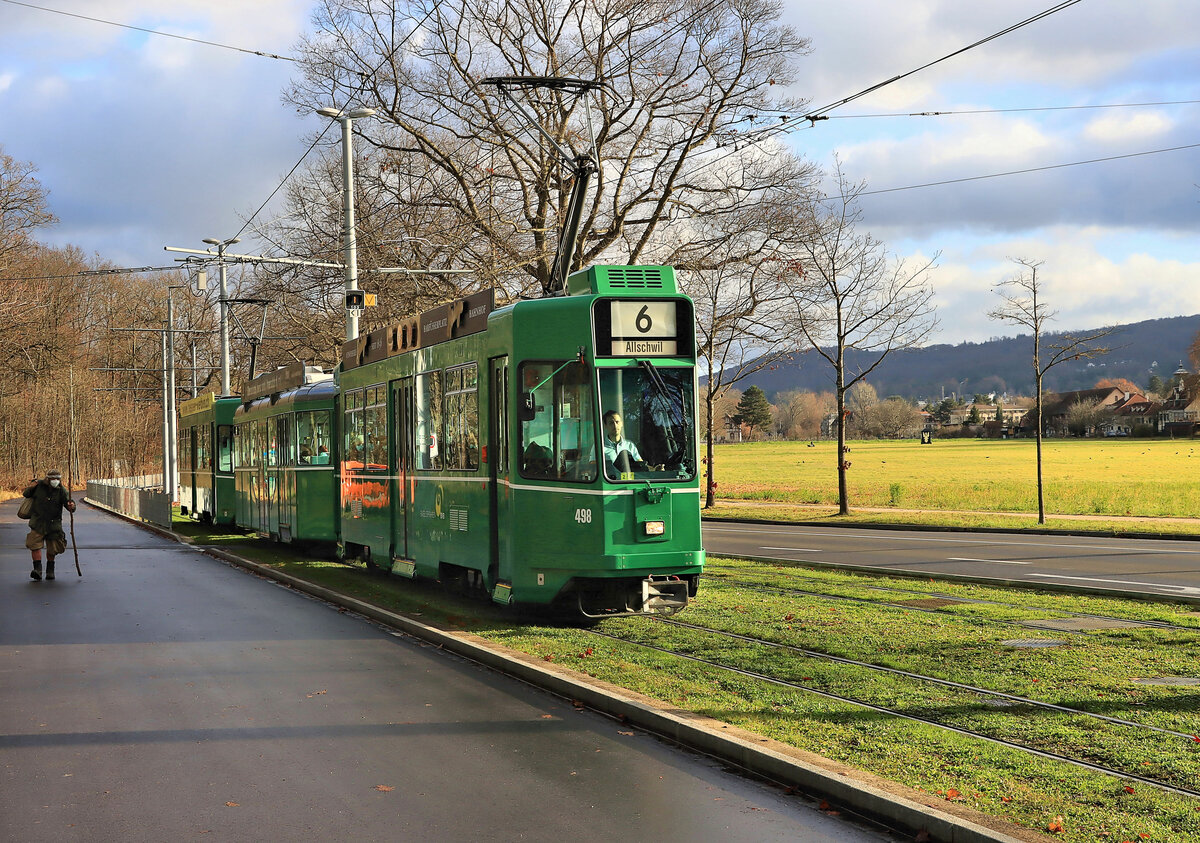 Bald endet der Einsatz von Vierachsern in Basel: Eglisee, Einfahrt von Riehen her. Komposition Be 4/4 498 + Standard Anhänger 1505 + Be 4/4 489. 7.Dezember 2021  