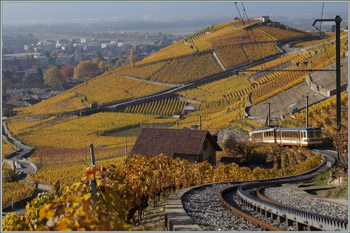 Bald ist der Talboden erreicht: Ein A-l Zug von Leysin nach Aigle erreicht in Kürze Aigle DüPôt. 
1. Nov. 2015