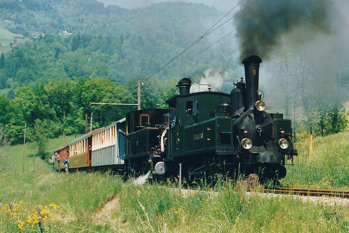 BC: Dampf-Festival auf der Blonay-Chamby-Bahn w�hrend dem Pfingstwochenende 1986. Dampfzug mit der Doppeltraktion G 3/3 5 (1890) ehemals LEB und der G 3/3 6 (1901), ehemals SBB/Br�nig, BAM und Renfer Biel-Mett. W�hrend dem Dampf-Festival 2015 feiert die G 3/3 5 frisch revidiert ihren 125. Geburtstag. Die Aufnahme entstand im Mai 1986 bei Cornaux.
Foto: Walter Ruetsch 