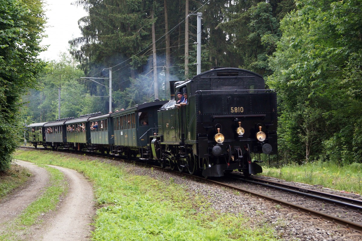 BDWM/DVZO/DBB: Ueber das Wochenende vom 26. bis 28. Juni 2015 verabschiedete sich die BDWM nach 140 Jahren vom Anschluss an das Europäische Normalspurnetz, weil durch die Aufhebung des Güterverkehrs auf normaler und schmaler Spur das Dreischienengeleise zwischen Wohlen und Bremgarten West nutzlos geworden ist. Mit dem WESCHTFÄSCHT und vielen Sonderfahrten nahmen Schüler und eine grosse Anzahl Festbesucher Abschied vom Dreischienengeleise auf diesem reizenden Streckenabschnitt. DVZO-Dampfzug mit der DBB Eb 3/5 5810 und DVZO-Wagen auf der Fahrt nach Bremgarten West am 27. Juni 2015.
Foto: Walter Ruetsch  