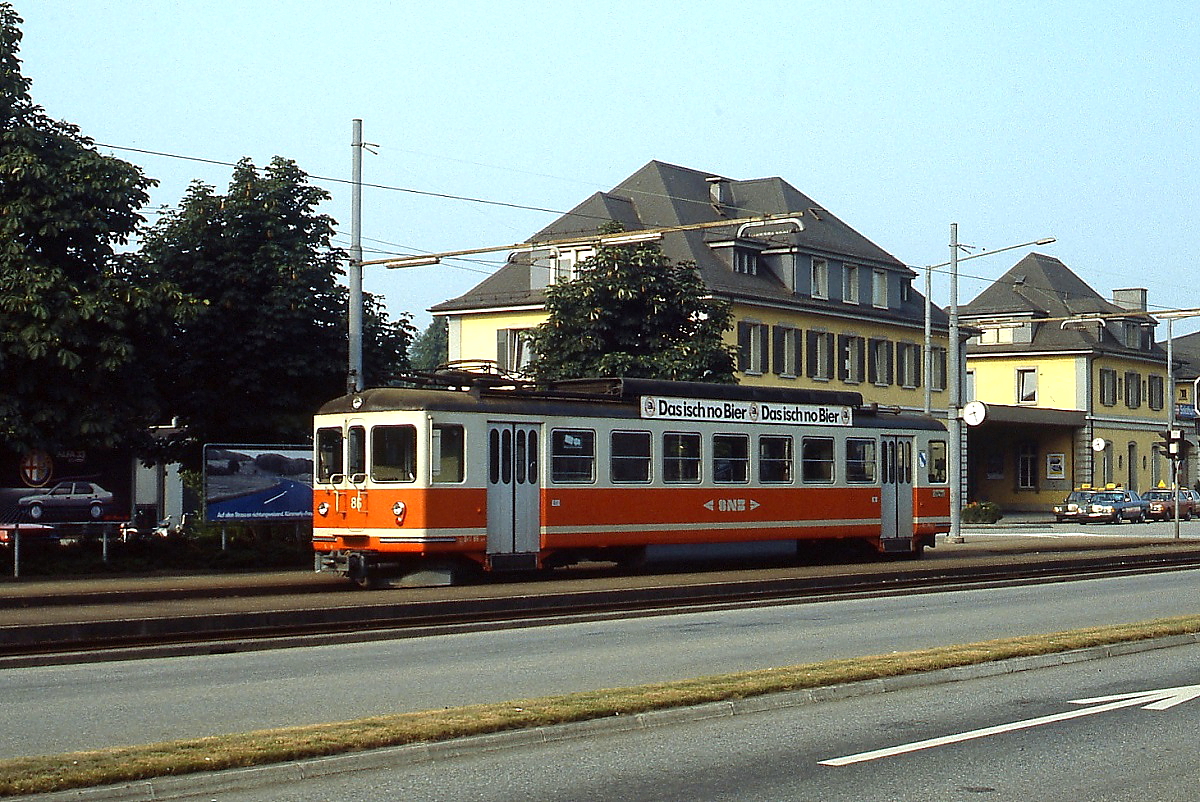 Be 4/4 86 der SNB (Solothurn Niederbipp Bahn) wartet im Juli 1983 vor dem Bahnhofsgeb�ude von Solothurn auf Fahrg�ste. F�r welches Bier er wirbt, ist mir leider nicht mehr in Erinnerung.