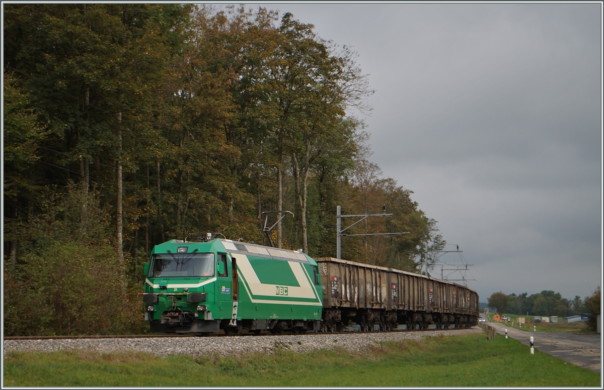 Bei Apples sind die Zuckerrüben sind verladen, aber noch ist in den sieben Eaos mehr als genug Platz, also geht die Fahrt Rückwärts weiter, zur nächsten Verladestlle, bei Mauraz.
15.10.2014