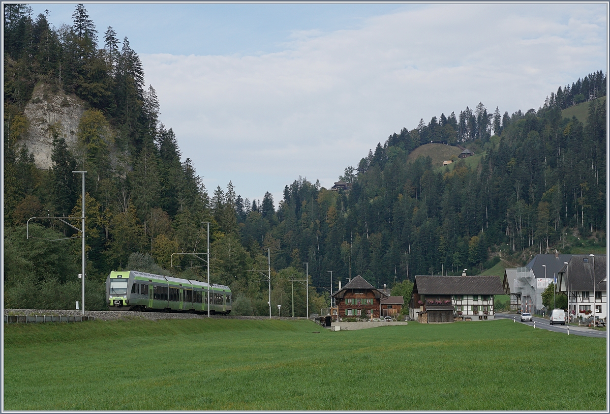Bei Dürrenbach ist der BLS  Lötschberger  RABe 535 106 als S 6 22632 von Luzern nach Langnau unterwegs und erreicht in wenigen Minuten Trubschachen. Während die weitere Umgebung schon zum Emmental gehört, ist der Talboden nördlich der Ilfis und somit auch das Trasse der Bahn noch Bestandteil des Entlebuchs.

1. Oktober 2020