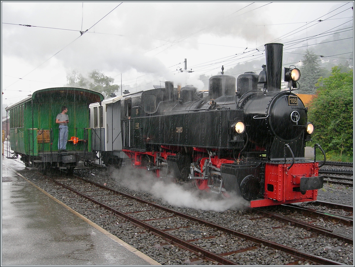 Bei kräftigem Regen erreicht der Blonay-Chamby Riviera Belle Epoque Express  von Vevey nach Chaulin den Bahnhof von Blonay. 

25. Juli 2021