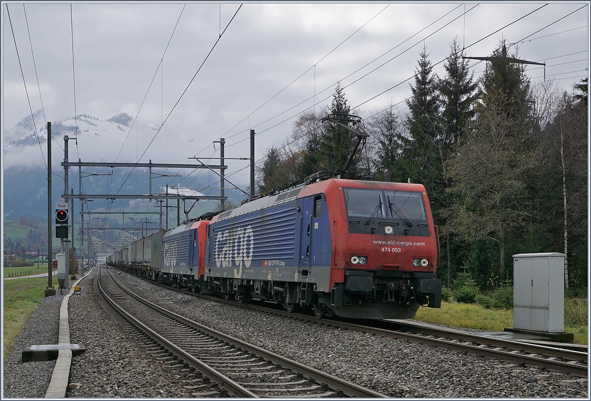 Bei Mülenen fahren die SBB Cargo Re 474 003 und eine weitere mit einem Transitgüterzug Richtung Spiez. 
9. Nov. 2017