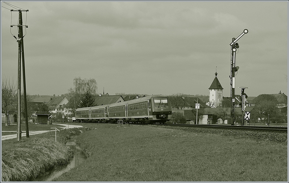 Bei Neukirch sind zwei DB VT 611 als IRE 3104 auf den Weg nach Basel Bad. Bf. Die ausgesteckten Profile zeigen, dass hier Änderungen in der Verkehrsführung anstehen. 

8. April 2010