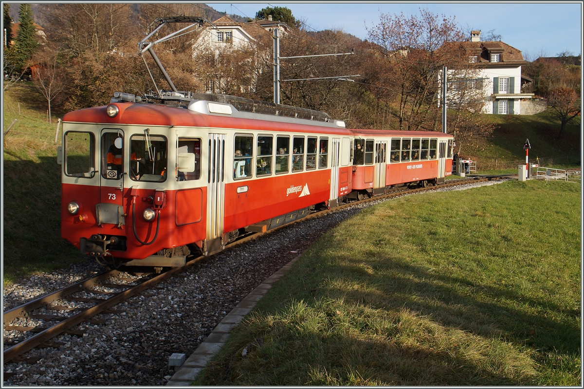 Bei der offiziellen Einweihung der neuen MVR SURF GTW ABeh 2/6 in St-Légier Gare gab es auch das bisher eingesetzte Rollmaterial im besten Licht zu sehen: 
Der CEV A7 BDeh 2/4 73 mit Bt erreicht mit Gästen für Feierlichkeiten St-Légier Gare. 

11. Dez. 2015