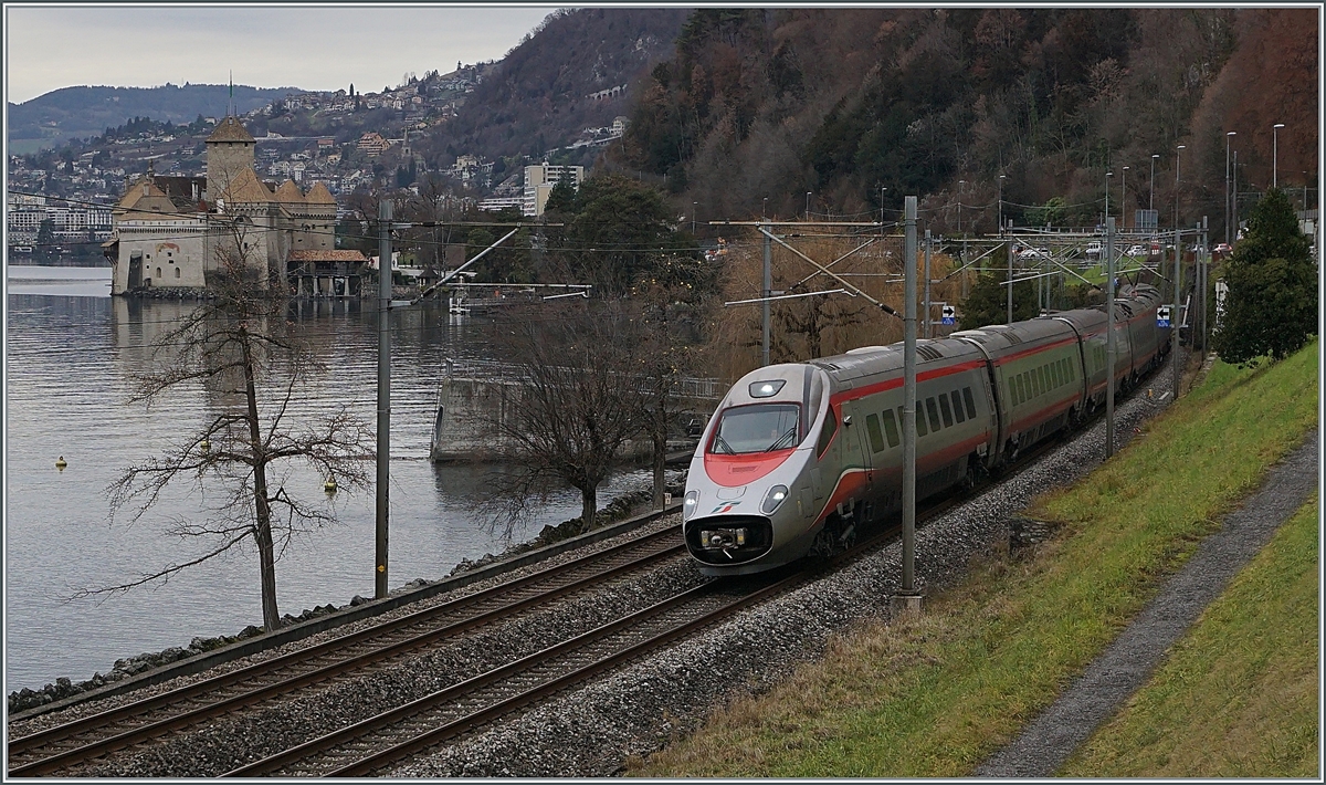 Beim Château de Chillon ist ein FS Trenitalia ETR 610 als EC mit leider offener Schnautze  auf der Fahrt in Richtung Milano. 

3. Jan. 2023