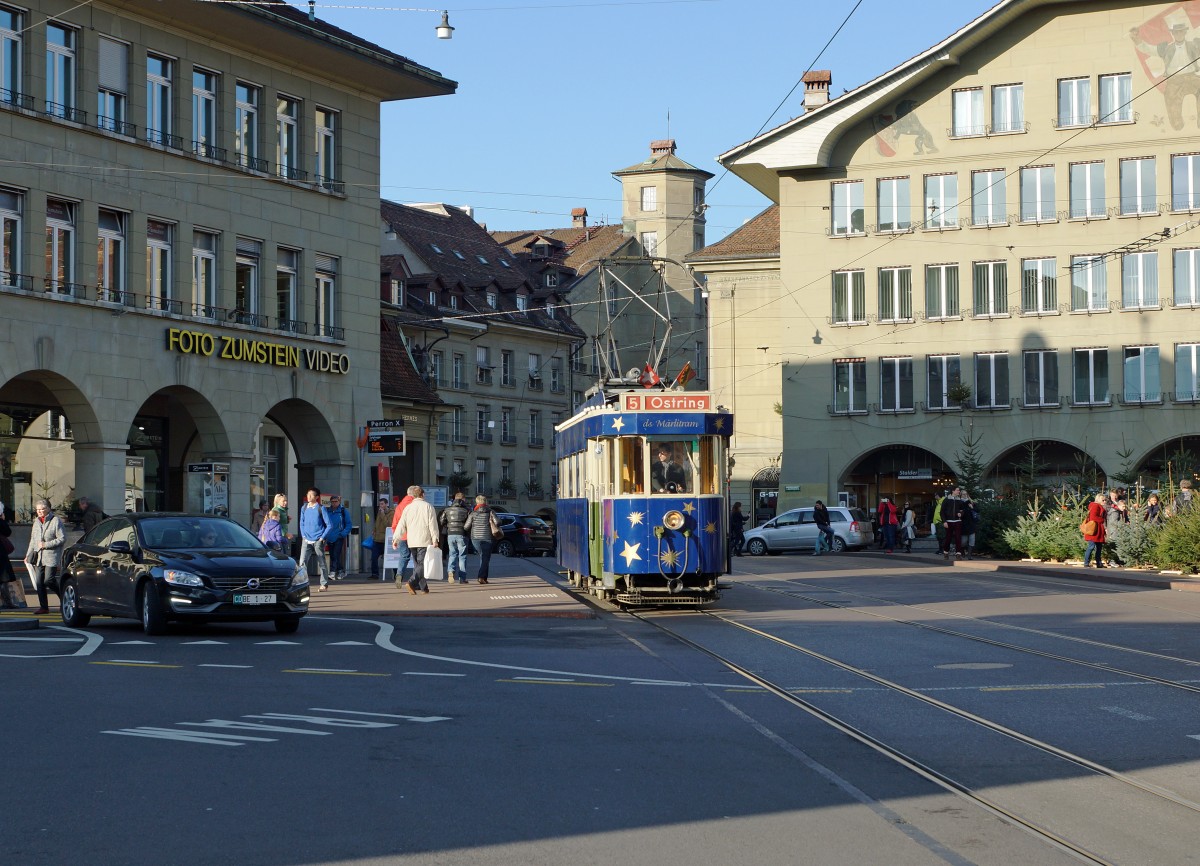 Bernmobil: Das Weihnachtstram war vom 4. Dezember bis zum 20. Dezember 2015 an den Tagen Mittwoch, Donnerstag, Freitag und Samstag in der Stadt Bern unterwegs. Ab der Haltestelle Schwanengasse wurden die Endhaltestellen Guisanplatz und Ostring angefahren. Als MÄRLITRAM weihnächtlich geschmückt wurde der Be 4/4 145 (1935). Wegen grossem Andrang musste am Samstag den 19. Dezember 2015 für zusätzliche Fahrten das Restaurant Tram BRe 4/4 647, ebenfalls aus dem Jahre 1935, eingesetzt werden. Es freute viele Kinder sehr, dass das MÄRLITRAM auch diesen Dezember unterwegs war. Die fünf Aufnahmen entstanden am 19. Dezember 2015 in Bern.
Foto: Walter Ruetsch