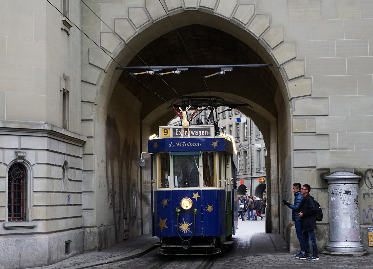 BERNMOBIL:
Mit dem Märlitram in Bern unterwegs am 16. Dezember 2017.
Foto: Walter Ruetsch