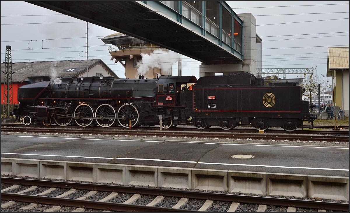 Besuch der Grande Dame 241-A-65 in Konstanz.

Das ewige Warten auf die Rangierbefehle. Dezember 2015.