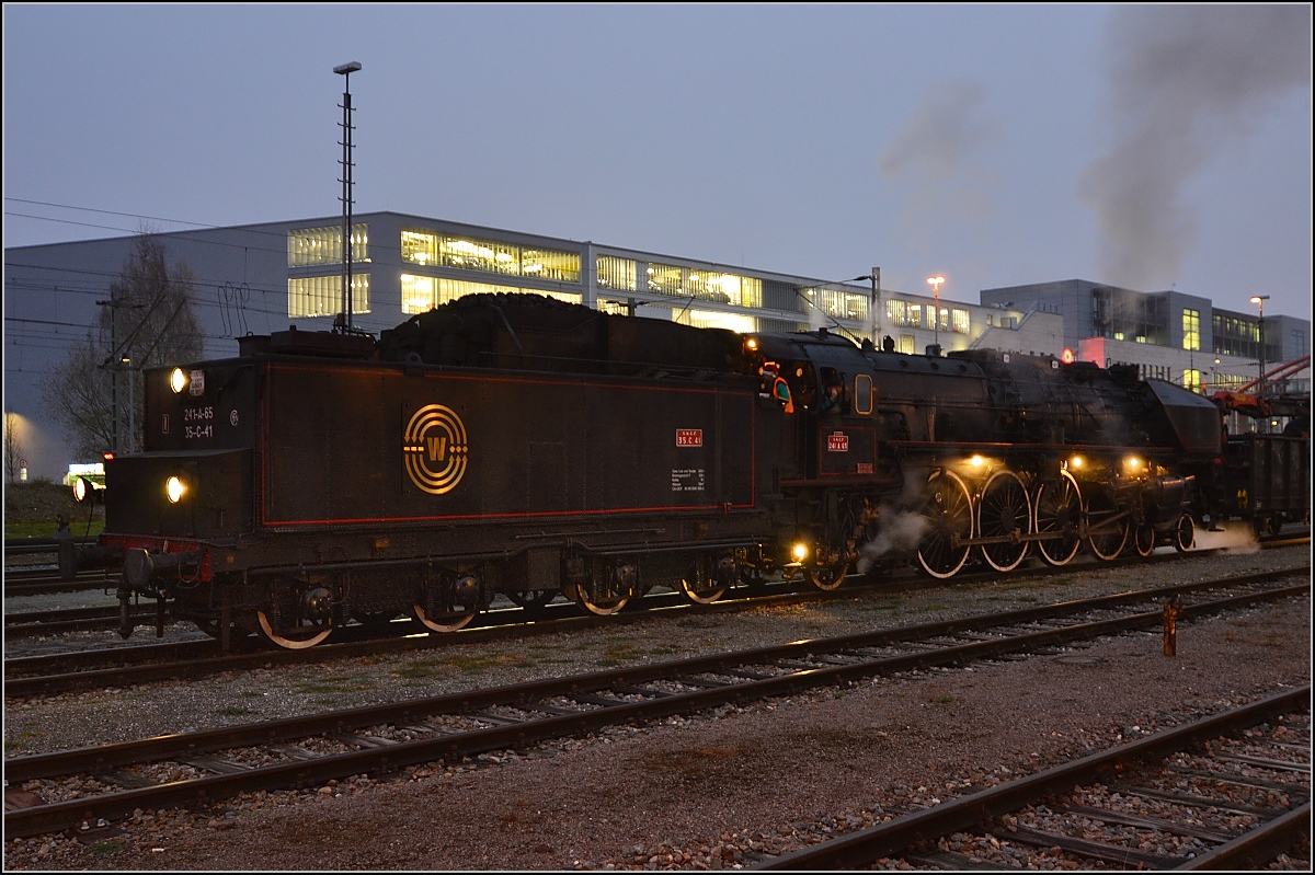 Besuch der Grande Dame 241-A-65 in Konstanz.

Der Zug ist auf Gleis 8 soeben abgestellt und da wird es schopn dunkel. Dezember 2015.