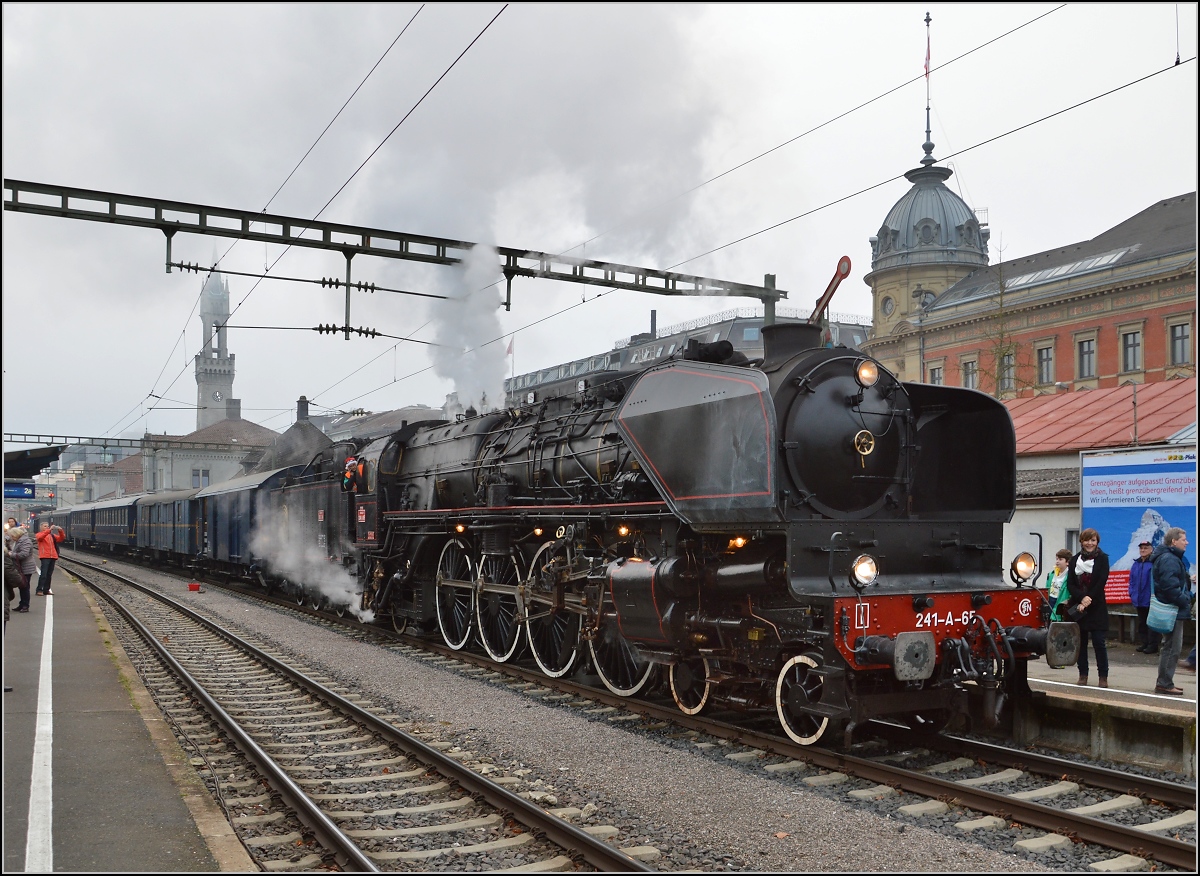 Besuch der Grande Dame 241-A-65 in Konstanz.

Ein bisschen Posieren steht auch einer alten Dame gut. Dezember 2015.