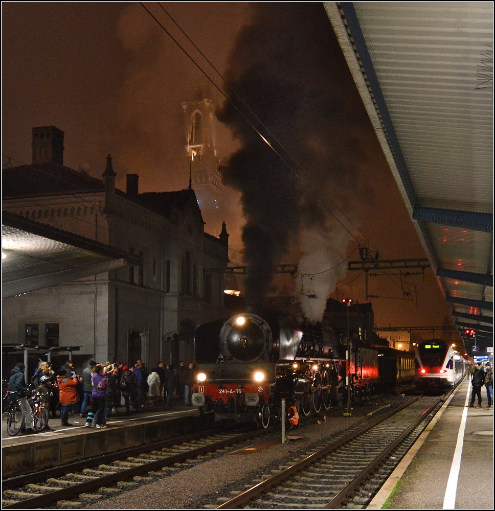 Besuch der Grande Dame 241-A-65 in Konstanz.

Erst zwei Minuten vor der planmäßigen Abfahrt nach Full konnte der Zug bereitgestellt werden. Dezember 2015.