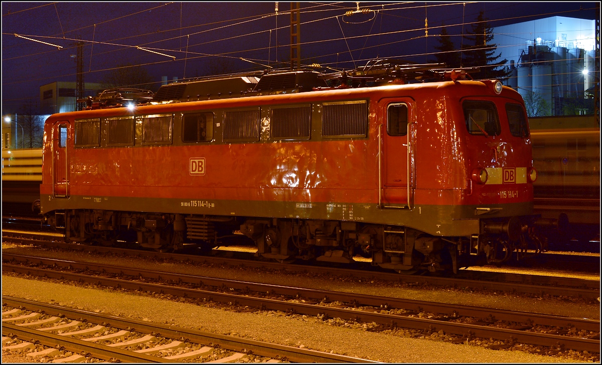 Besuch von Methusalix. Tatsächlich gibt es wieder mal 115er Besuch in Singen. Diesmal wieder die älteste der DB, 115 114-1, die mit ihren 58 1/2 Jahren im Planverkehr neue Rekorde bei der DB aufstellt, nur von den Sonderlingen E69 übertroffen. März 2016.