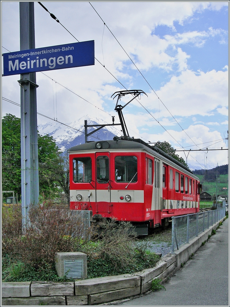 Bevor im neu gestalteten Bahnhof von Meiringen das Bahnsteigleis 3 mit Gleichstrom versorgt wurde, starten und endeten die MIB Züge ab dieser Haltestelle ca. 200 vom Bahnhof entfernt zur Fahrt von und nach Innertkichen.
23. April 2006