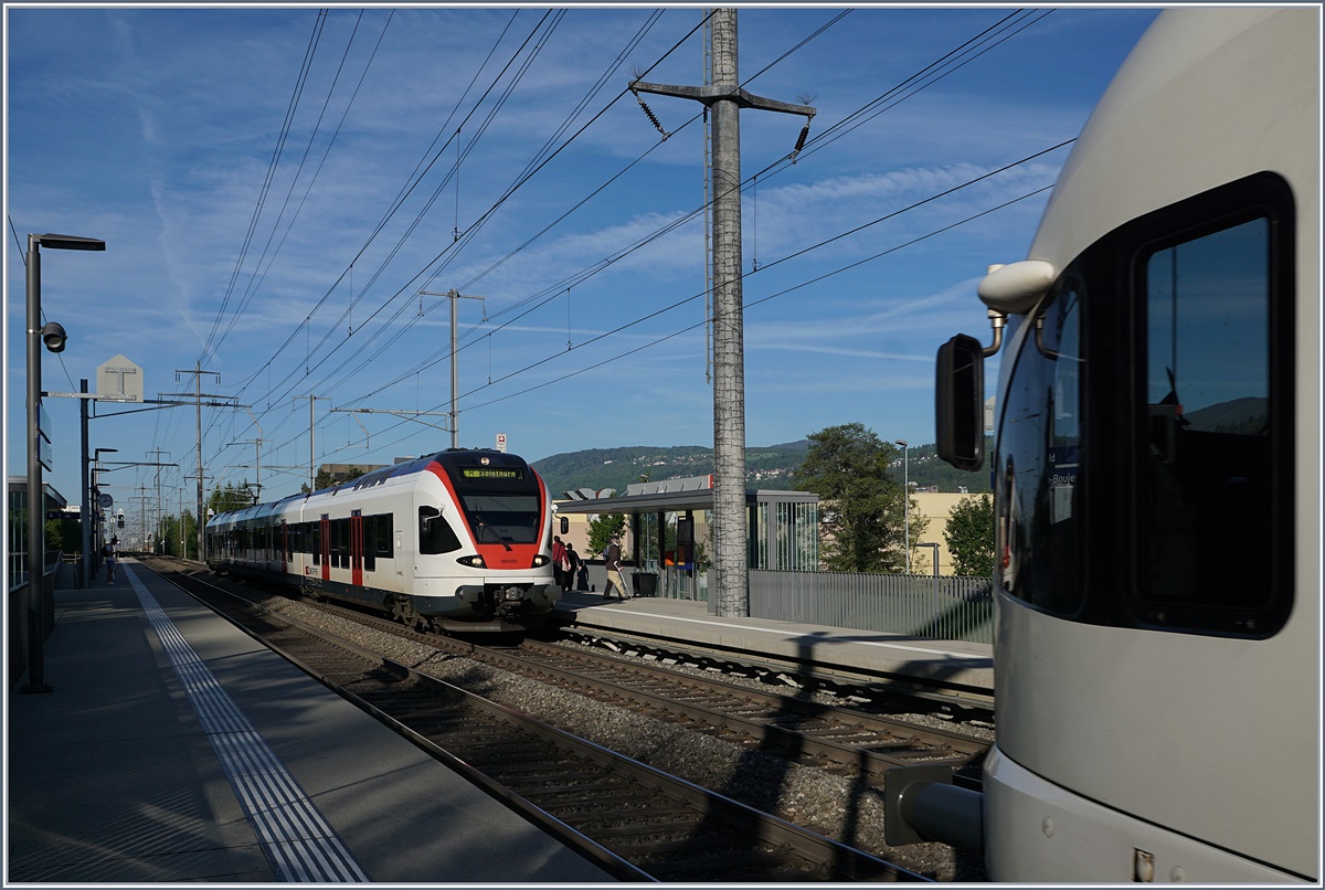  Biel/Bienne Bözingenfeld/Champs-de-Boujean  begegnen sich zwei Flirt Züge, welche als Regionalzüge.
16. Mai 2017