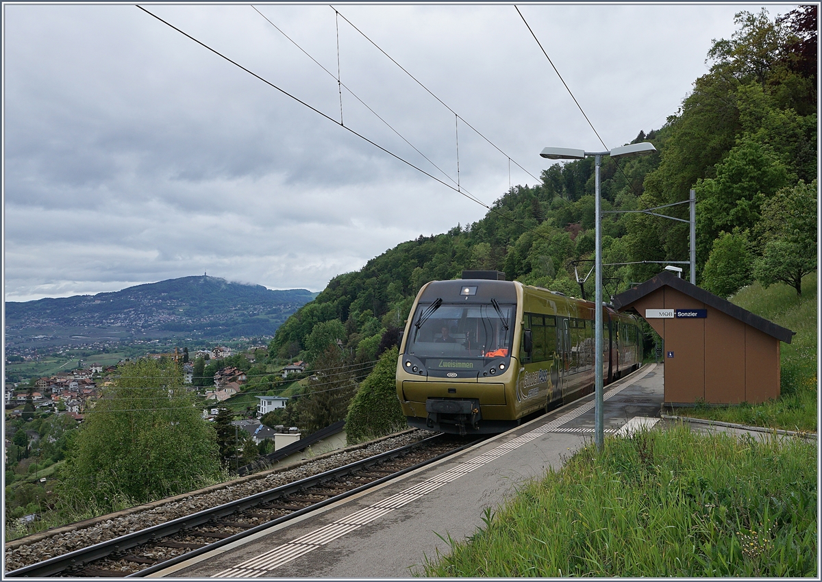  Bleiben Sie zuhause  - somit sankt das Passagieraufkommen in den Zügen drastisch. Im Verkehr Montreux Zweisimmen wurde zwar der Stundentakt beibehalten, doch ei Züge verkehrten  stark verkürzt oder mit andere Kompositionen, wie hier mit dem  Lenkerpendel , zu sehen bei Sonzier. 

2. Mai 2020