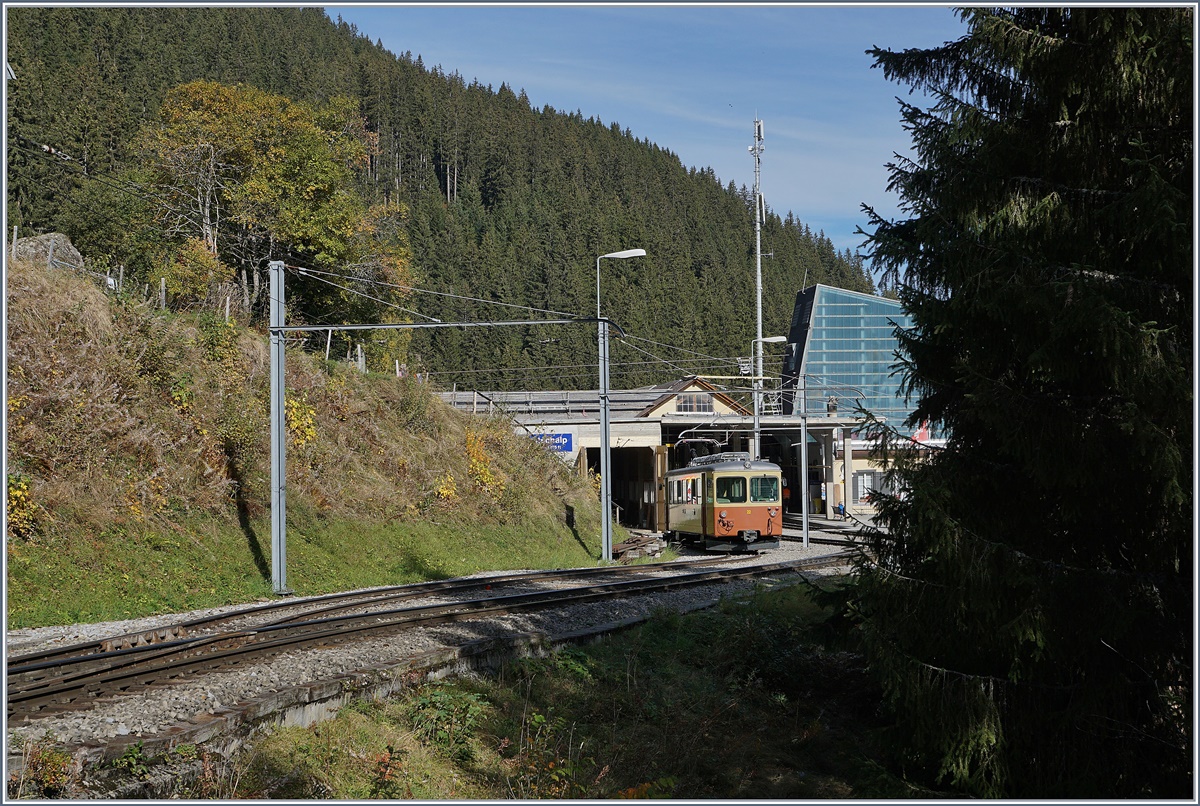 Blick auf die Umsteigestation Gr�tschalp mit dem auf die Abfahrt wartenden Be 4/4 28. 

16. Okt. 2018