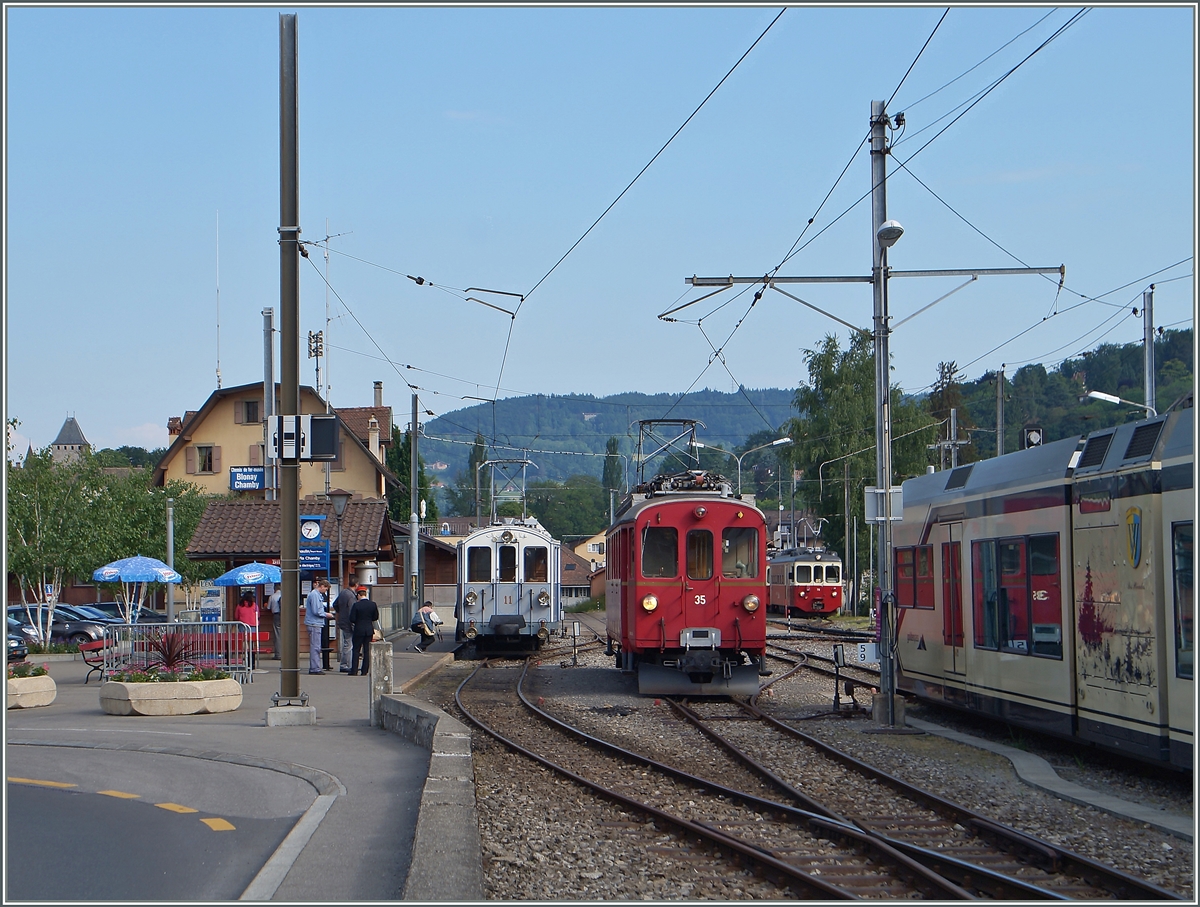 BLONAY-CHAMBY PINGSTFESTIVAL 2015: MOB BCFe 4/4 N� 11, RhB ABe 4/4 N� 35 und im Hintergrund der CEV BDeh 2/4 75 in Blonay.
25. Mai 2015
