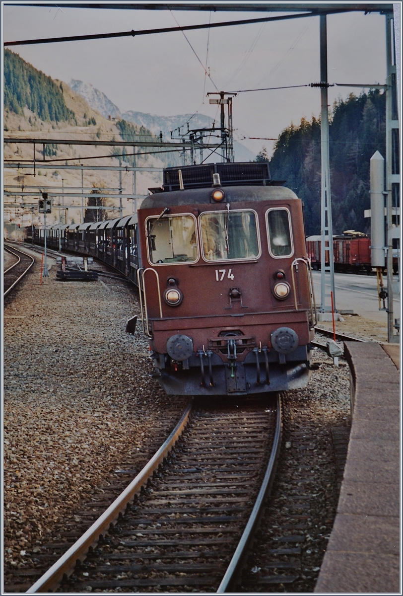BLS Autoverlad Göschenen - Airolo. Lange Jahre, bis zu Eröffnung des Gotthard Strassentunnels 1981 betrieben die SBB einen Autoverlad durch den Gotthardtunnel. Als dann im Herbst 2001 nach einem Unfall den Strassentunnel für gut zwei Monate gesperrt werden musste, zog die BLS einen Autoverlad auf. 
Die BLS Re 4/4 174 wartet mit einem Autozug in Airola auf die Abfahrt Richtung Göschenen.
Analogbilder vom 16. bzw. 21. November 2001 
