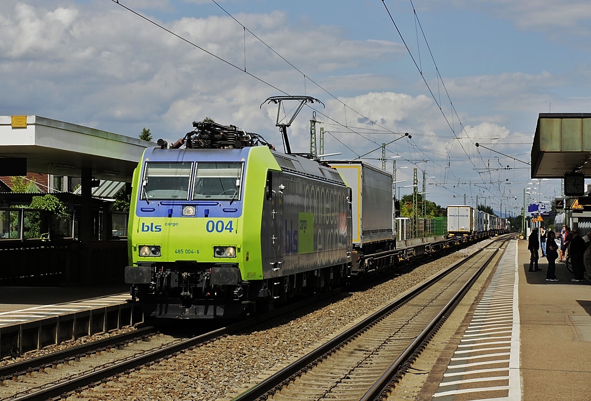 BLS Cargo 485 004-6 durchfährt am 30.07.2015 den Bahnhof Bad Krozingen in südlicher Richtung