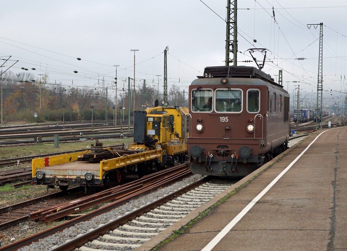 BLS: Lokzug mit Re 4/4 195 (mit Einholmstromabnehmer) in Weil am Rhein am 27. November 2015.
Foto: Walter Ruetsch