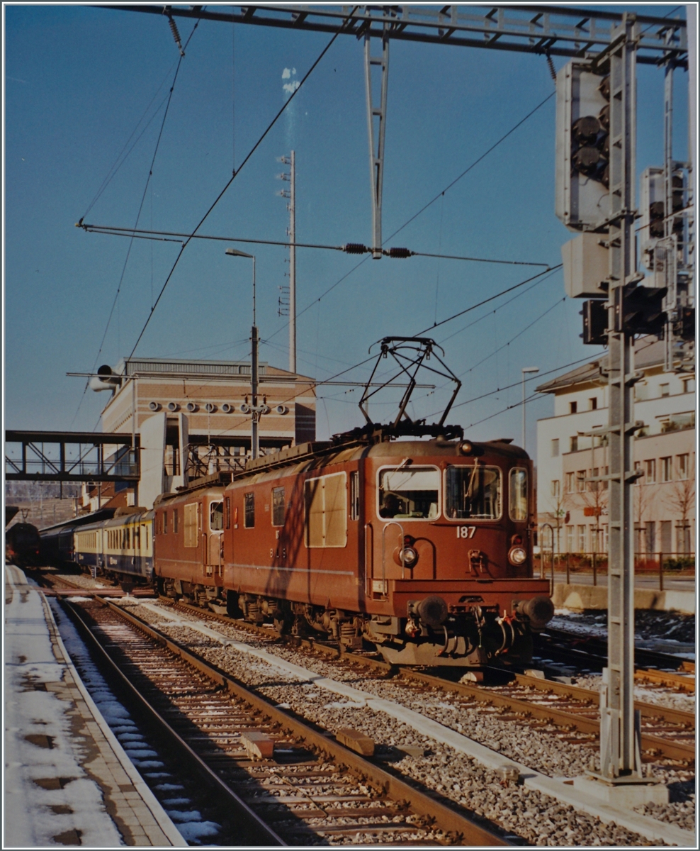 BLS Re 4/4 181 - 189 ab 1974; die BLS Re 4/4 187  Mund  und eine weitere sind mit einem Reisezug in Spiez unterwegs. 

Analogbild vom 13. Jan. 2000