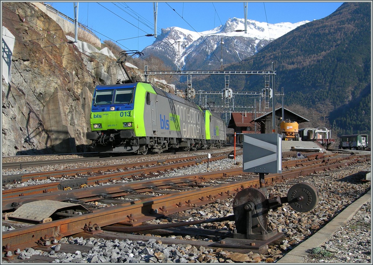 BLS Re 485 013-7 und eine Schwesterlok mit einem (nicht zu sehenden) G�terzug bei der Durchfahrt in Lalden Richtung Norden.
16. M�rz 2007